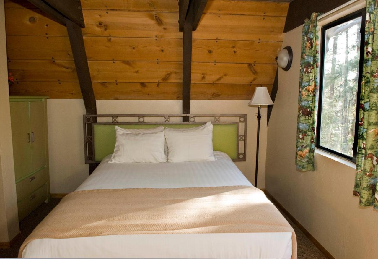Cabins On Strawberry Hill Hotel Pine Ngoại thất bức ảnh